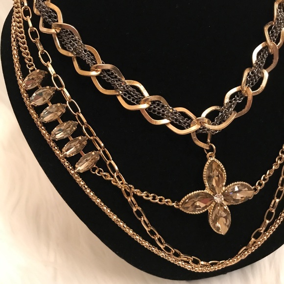 Statement necklace layered chains - Picture 3 of 8